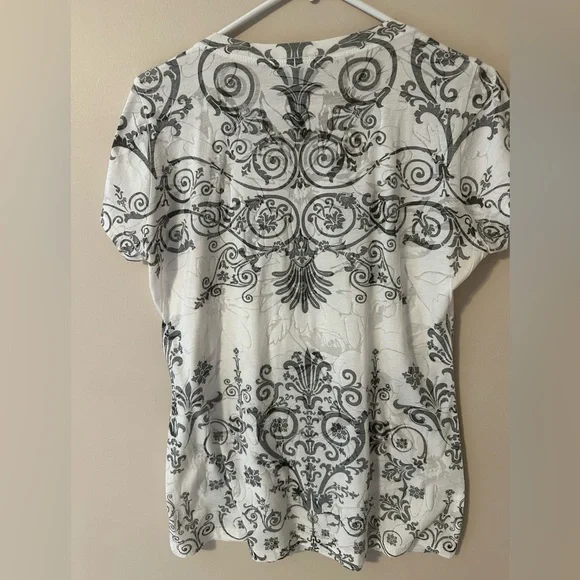 Dressbarn Vintage Black and White Ornate Short Sleeve Top - Picture 2 of 5